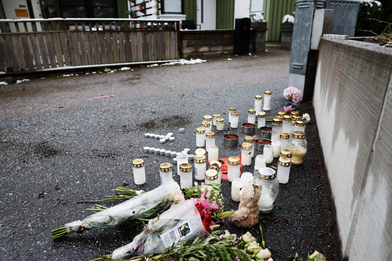 En minnesplats utanför huset där pappan mördade sina två barn i april i fjol. Foto: Christine Olsson/TT