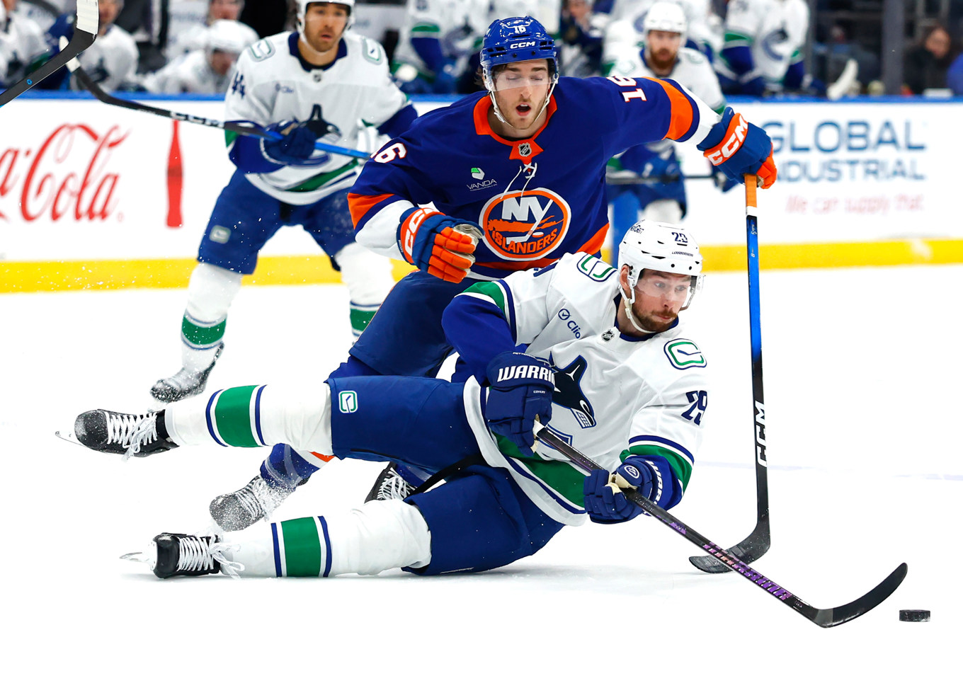 Vancouvers Marcus Pettersson (29) i närkamp med New York Islanders Marc Gatcomb (16). Foto: Noah K. Murray/AP/TT