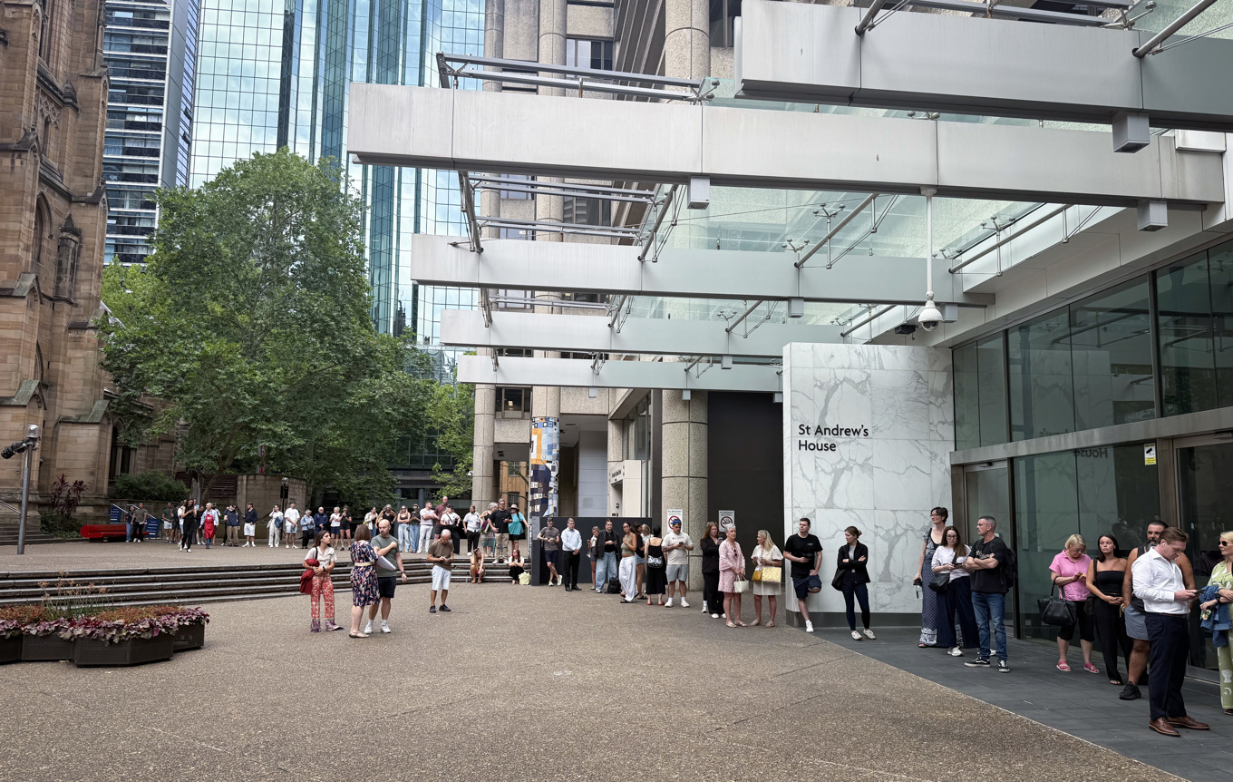 Kön ringlade lång till blodcentralen vid Town Hall Square i Sydney dagen efter terrordådet på Bondi Beach. Foto: Hannah Rayment