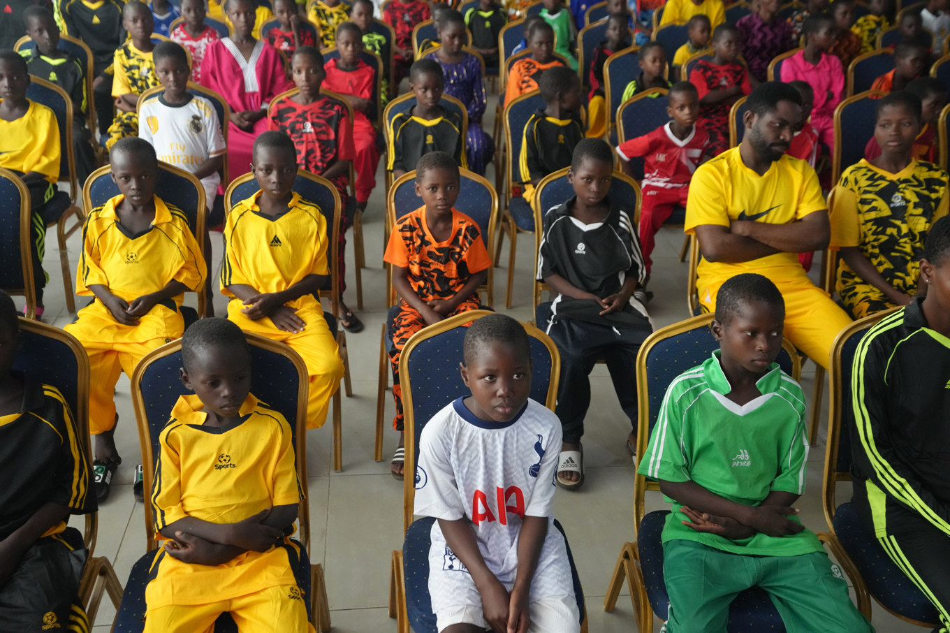 Barn som släppts fria av kidnappare i delstaten Niger i Nigeria. Foto: Sunday Alamba/AP/TT