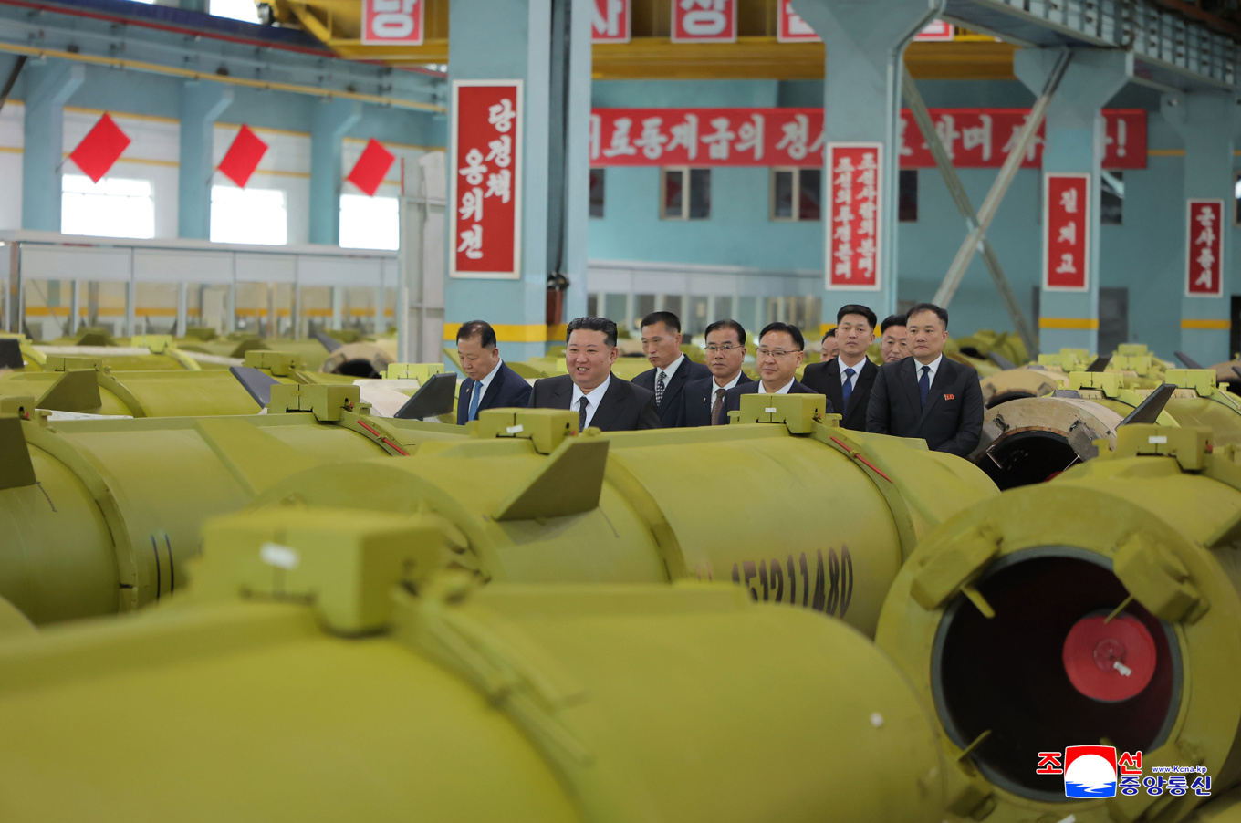 Kim Jong-Un besökte en vapenfabrik på fredagen. Foto: Korean Central News Agency/Korea News Service via AP/TT