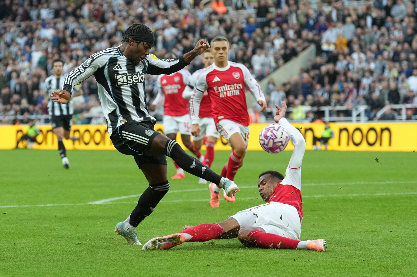 Newcastles Anthony Elanga, vänster, är skadad och missar matchen mot Manchester United. Arkivbild. Foto: Jon Super/AP/TT