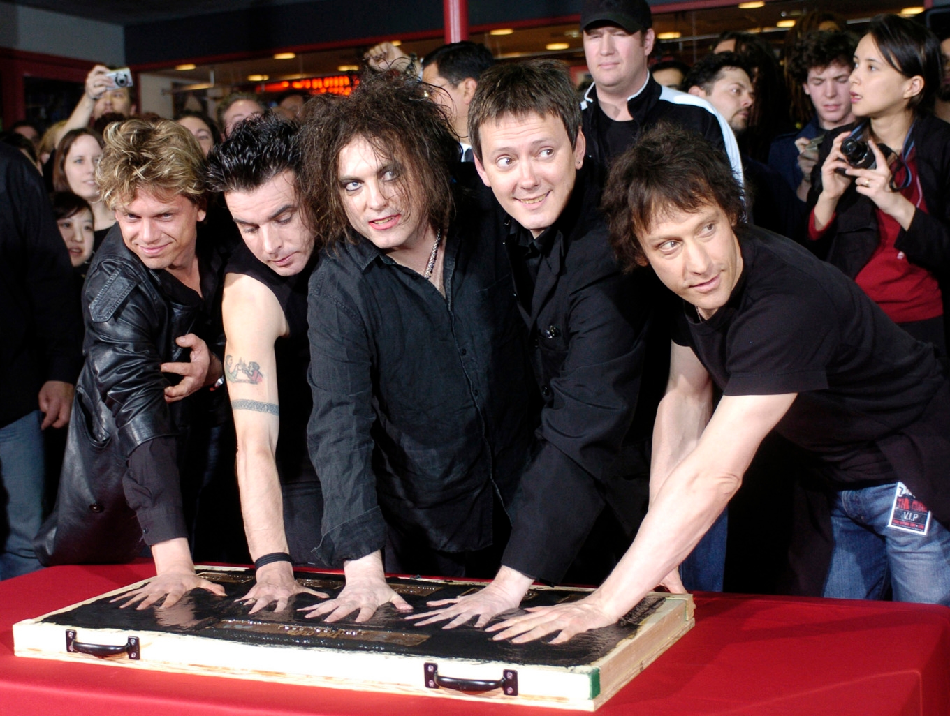 Från vänster: Jason Cooper, Simon Gallup, Robert Smith, Roger O'Donnell och Perry Bamonte då The Cure fick sin egen ruta på Hollywoods "Rockwalk" i Los Angeles 2004. Arkivbild. Foto: Chris Pizzello/AP/TT