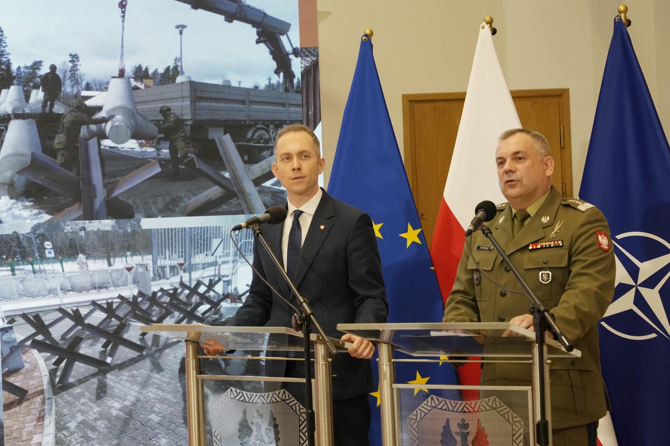 Biträdande försvarsminister Cezary Tomczyk (till vänster) och generalstabschef Wieslaw Kukula presenterar ett program som ska öka säkerheten vid Polens östra gräns. Arkivbild. Foto: Czarek Sokolowski/AP/TT