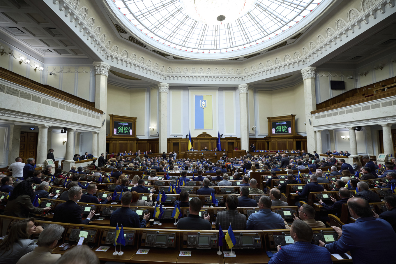 Ukrainas antikorruptionsbyrå Nabu uppger att den inledningsvis stoppats från att göra en razzia i parlamentet. Bild från en omröstning i maj. Foto: Vadym Sarakhan/AP/TT