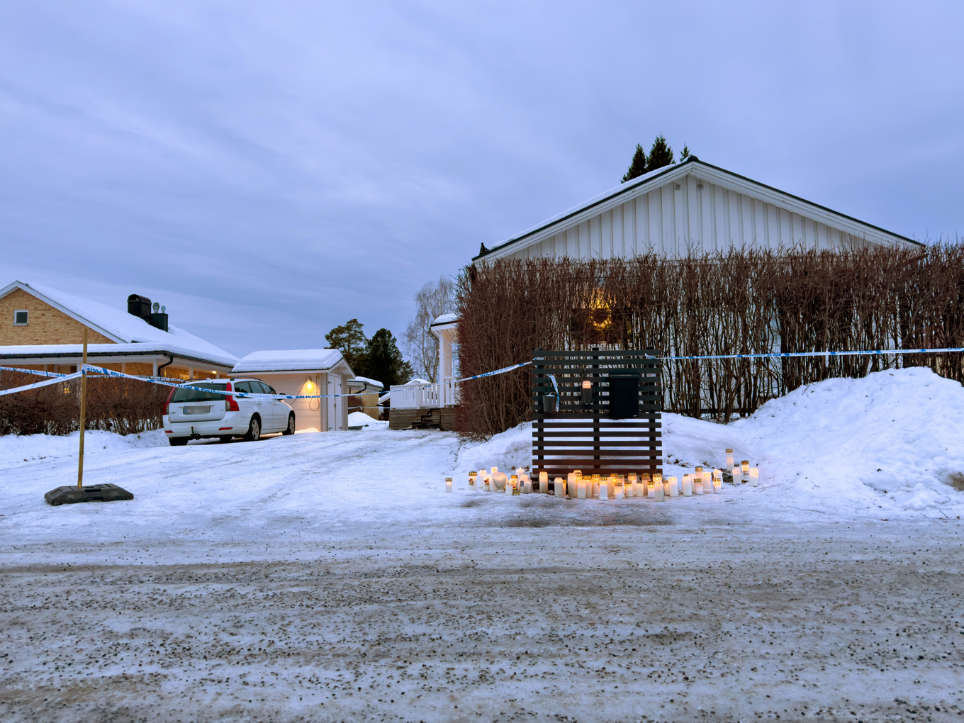 Ljus placerade utanför det hus i Boden där en 55-årig kvinna blev mördad och ytterligare två blev skadade på juldagen. Foto: Mats Engfors/TT
