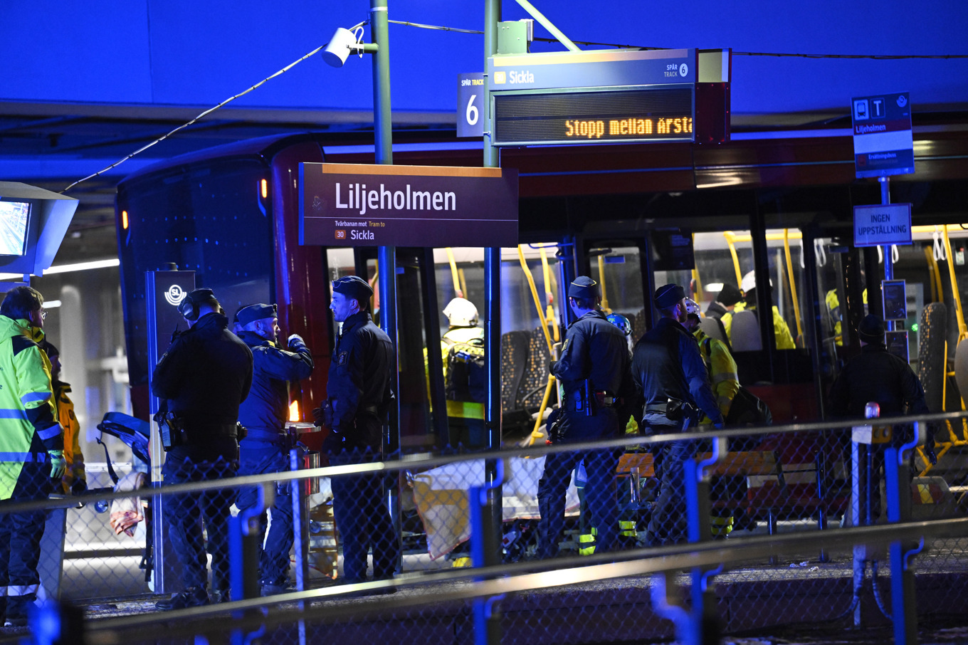 En buss körde in i en byggnad i Liljeholmen i södra Stockholm. Foto: Fredrik Sandberg/TT