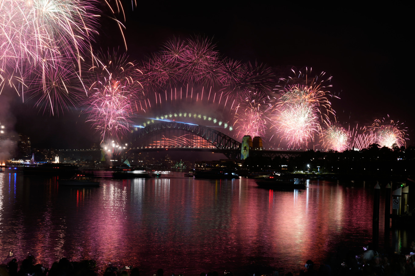 Ett färgsprakande firande vid Sydney Harbour, som föregicks av en tyst minut för att hedra offren vid den antisemitiska terrorattacken vid Bondi Beach tidigare i december. Foto: Rick Rycroft/AP/TT