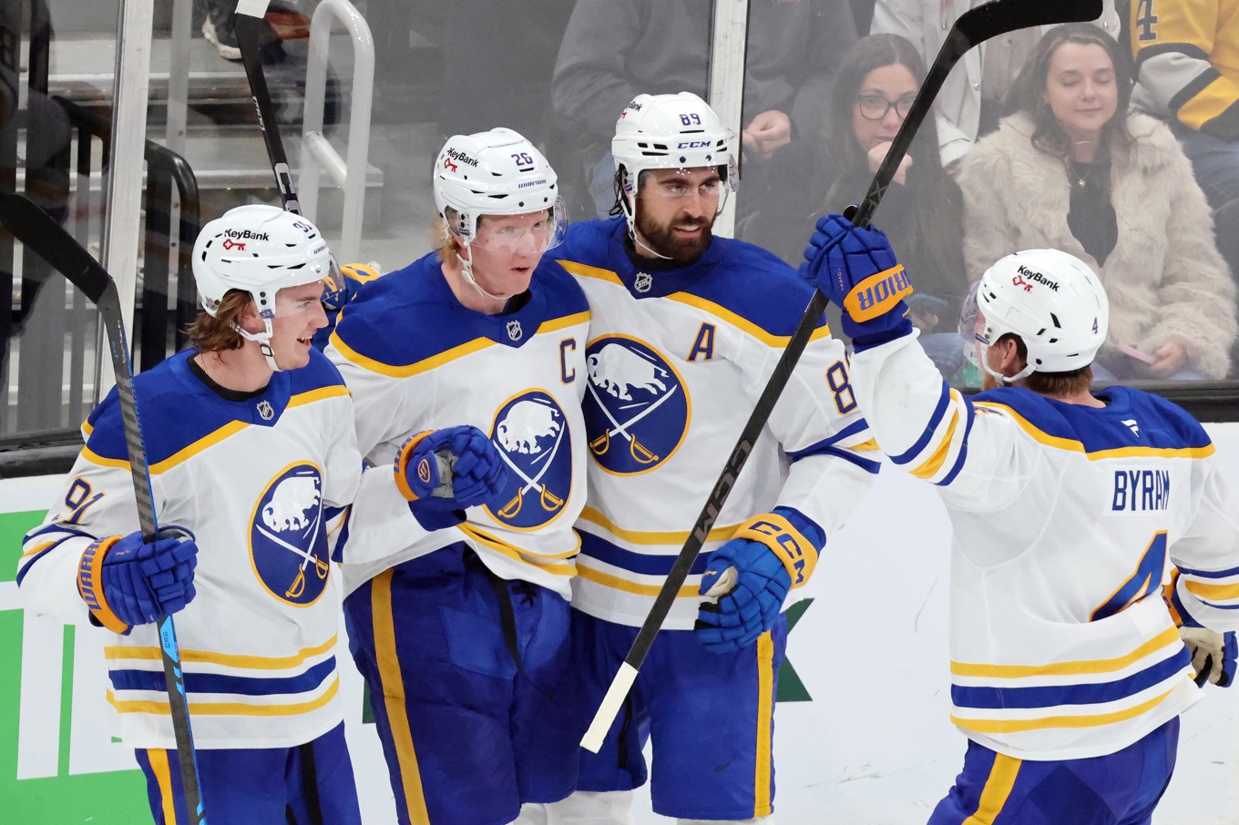 Buffalos kapten Rasmus Dahlin (26) firar med lagkamraterna. Bild från i oktober. Foto: Michael Dwyer/AP/TT