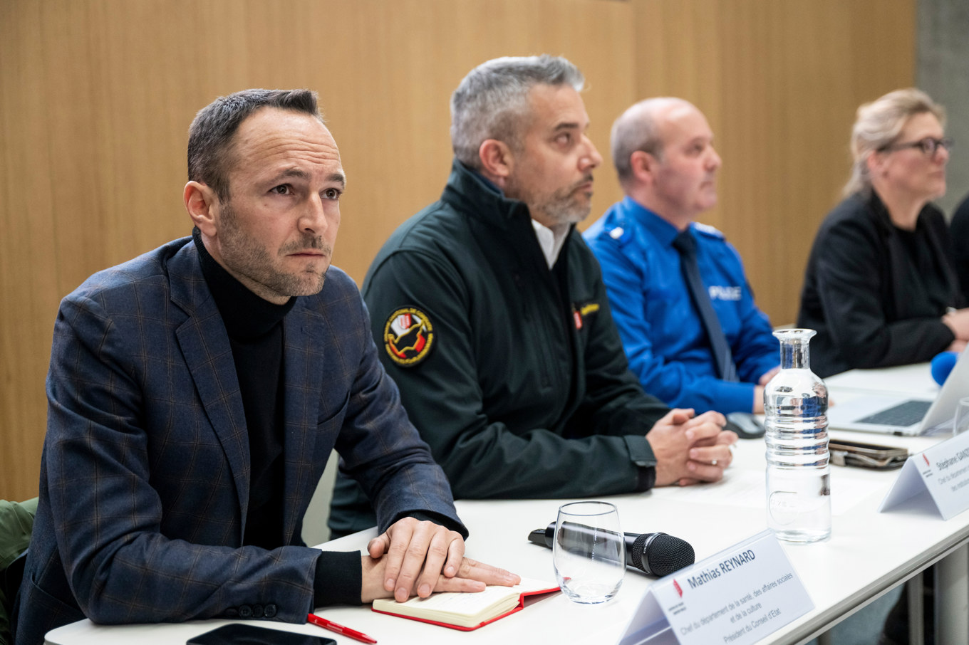 De lokala myndigheterna och polisen vid presskonferensen på nyårsdagen. Från vänster i bild Mathias Reynard, Stephane Ganzer, Frederic Gisler och Beatrice Pilloud. Foto: Alessandro della Valle/AP/TT