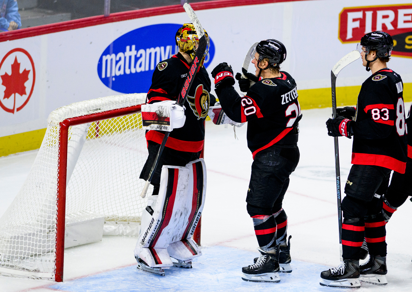Fabian Zetterlund firar segern med målvakten Leevi Merilainen. Foto: Spencer Colby/AP/TT