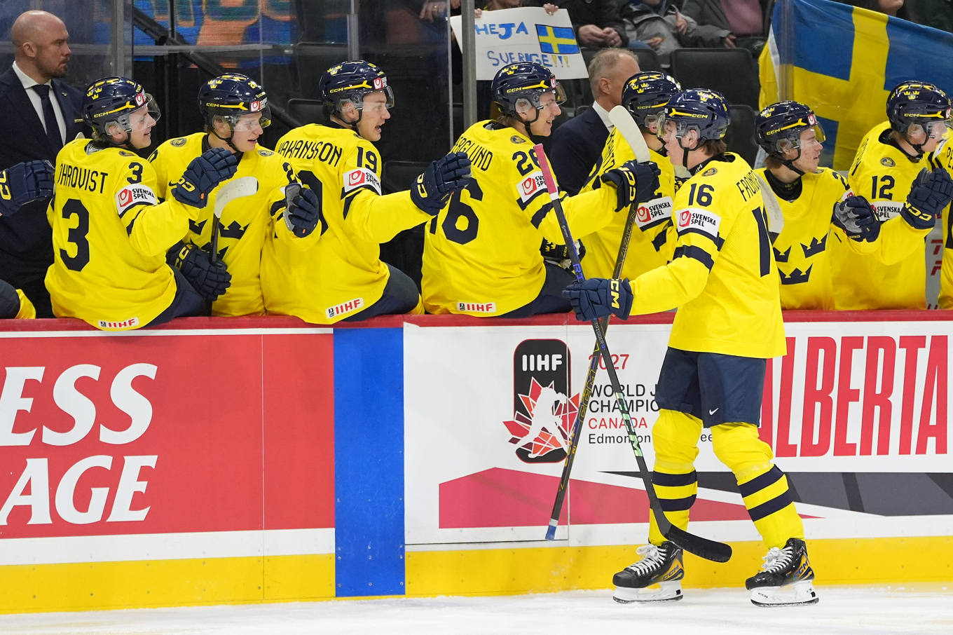Anton Frondell firar ett av sina mål i kvartsfinalen mot Lettland. Foto: Abbie Parr/AP/TT