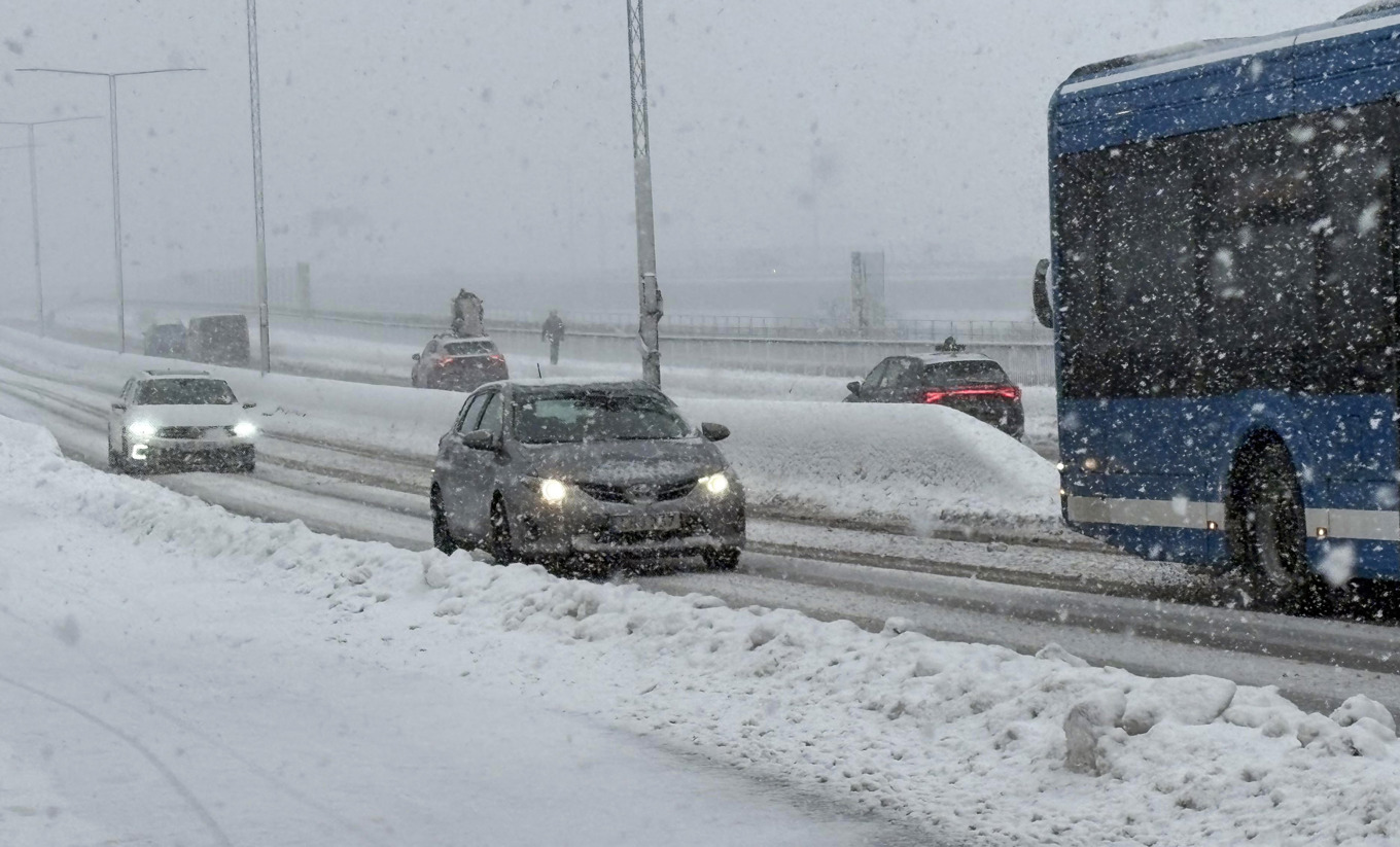 Kraftigt snöfall i Stockholm under fredagen – men nu har ovädret mattats av. Foto: Johan Jeppsson/TT