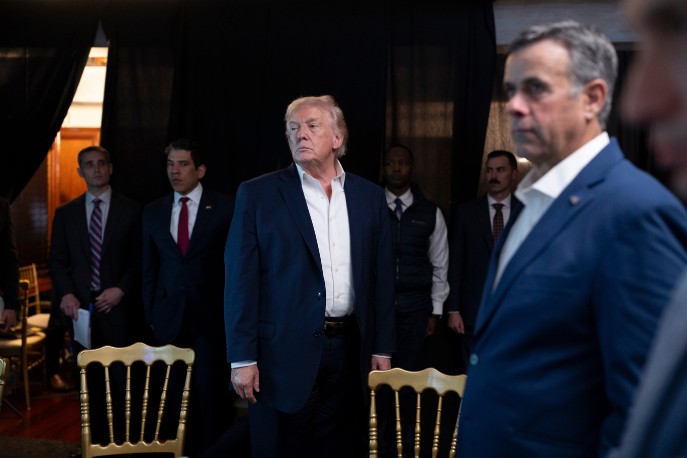 USA:s president Donald Trump tittar tillsammans med bland andra CIA-chefen John Ratcliffe på bilder från tillfångatagandet av Venezuelas president Nicolás Maduro. Foto: Molly Riley/AP/TT