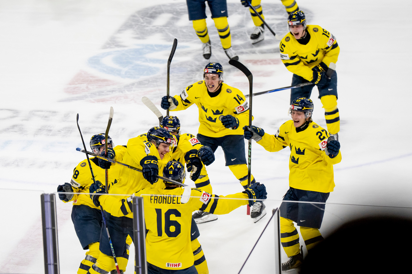 Sverige jublar efter straffsegern mot Finland i semifinalen av Junior-VM. Foto: Christopher Katsarov/AP/TT