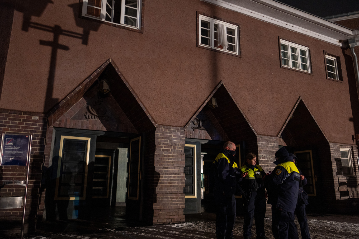 Tusentals hushåll och företag har drabbats av det omfattande strömavbrottet som fortfarande pågår. Bilden är från i lördags när det inleddes. Foto: Michael Kappeler/AP/TT