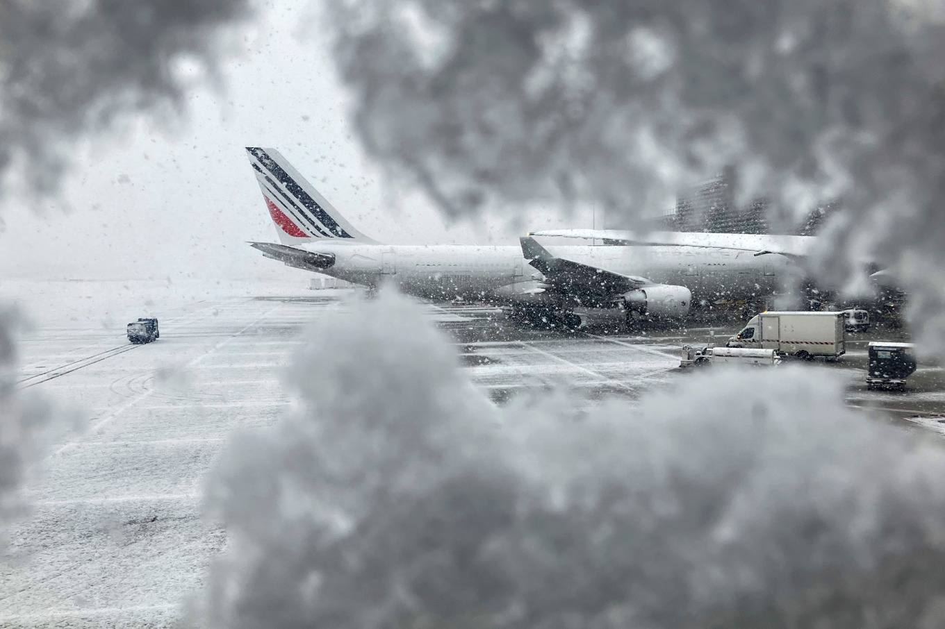 Flyg försenas eller ställs in på grund av snön över västra Europa. Foto: Masha Macpherson/AP/TT