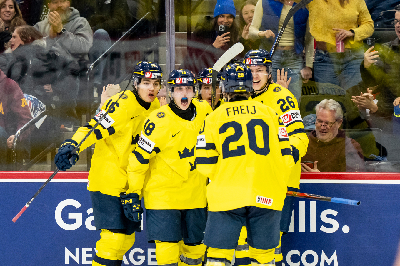 Svenska laget jublet i finalmatchen mot Tjeckien i Saint Paul, Minnesota. Foto: Christopher Katsarov/The Canadian Press via AP/TT