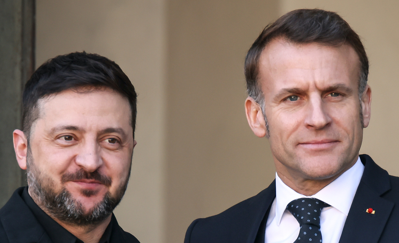 Ukrainas president Volodymyr Zelenskyj tas emot av Frankrikes dito Emmanuel Macron i Paris. Foto: Thomas Padilla/AP/TT