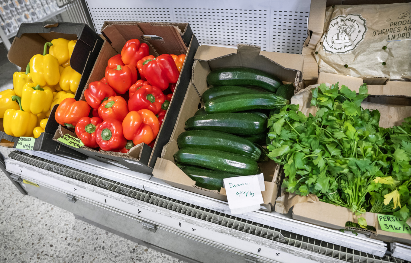 Hur mycket får den som odlat grönsakerna egentligen? Sébastien Boudet öppnar matbutik där inköpen sker direkt från producenterna. Arkivbild. Foto: Claudio Bresciani/TT