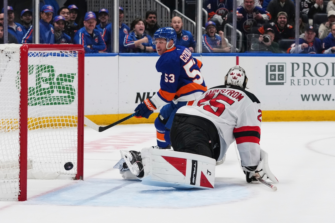 New York Islanders Casey Cizikas (53) gör mål på Jacob Markström. Foto: Frank Franklin II/AP/TT
