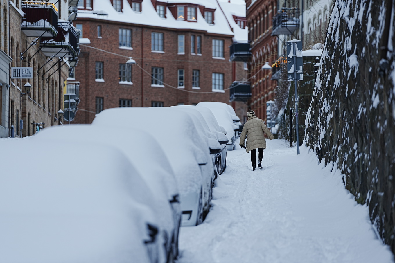 "Ge dig inte ut i trafiken i onödan eller förbered dig på att du kan bli stillastående", skriver SMHI på sin sajt om varningen i Göteborgsområdet. Foto: Björn Larsson Rosvall/TT