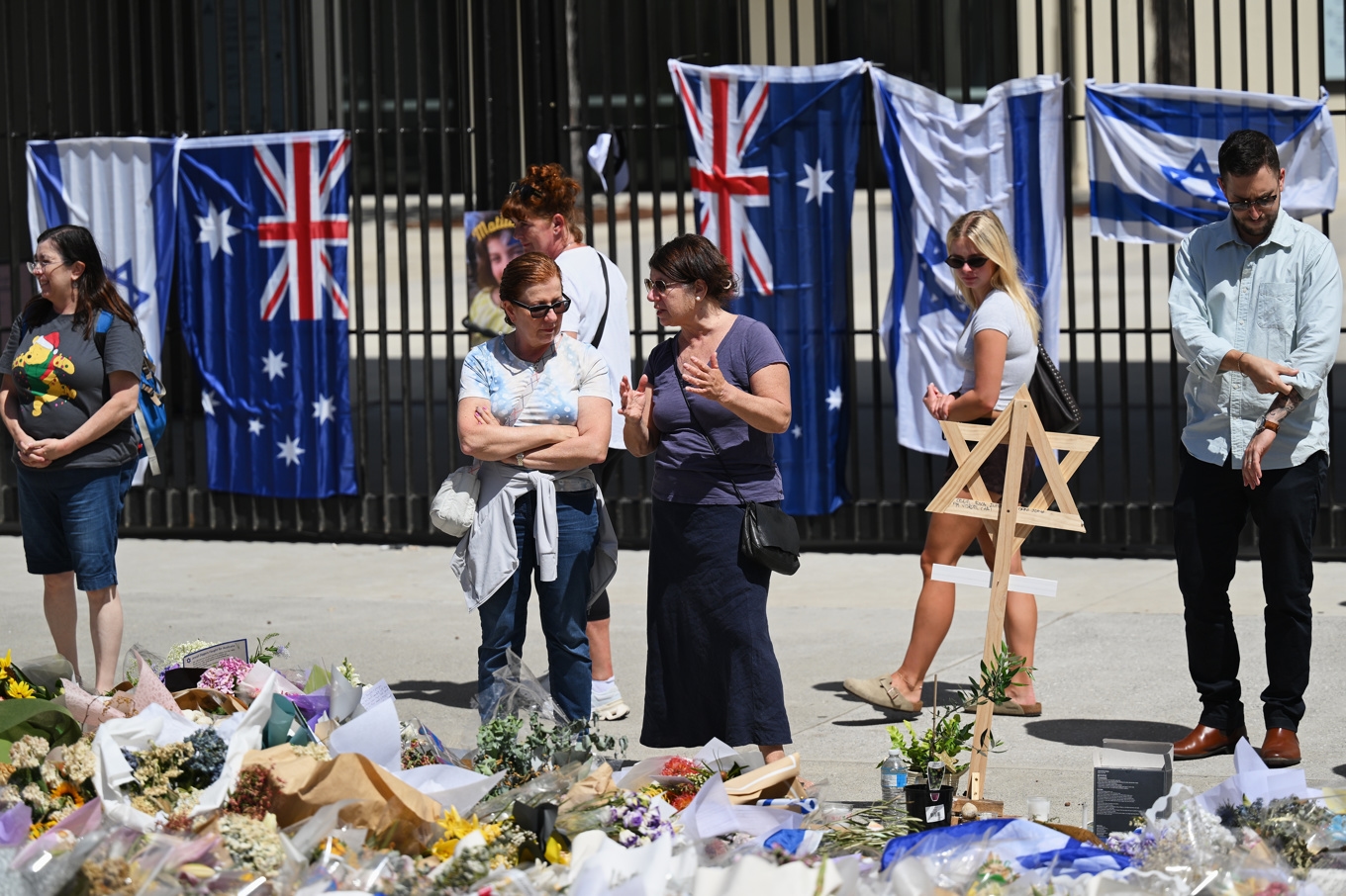 Blommor nära platsen för skjutningen på Bondi Beach i december. Foto: Steven Markham/AP/TT