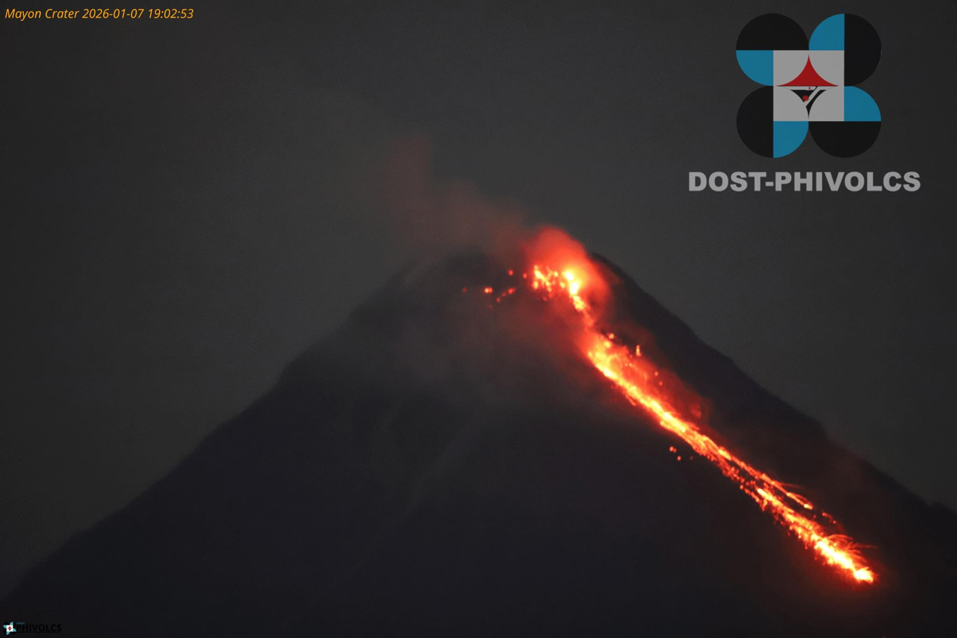 Bild från myndigheter i Filippinerna på vulkanen Mayon på onsdagen. Foto: Philippine Institute of Volcanology and Seismology via AP/TT