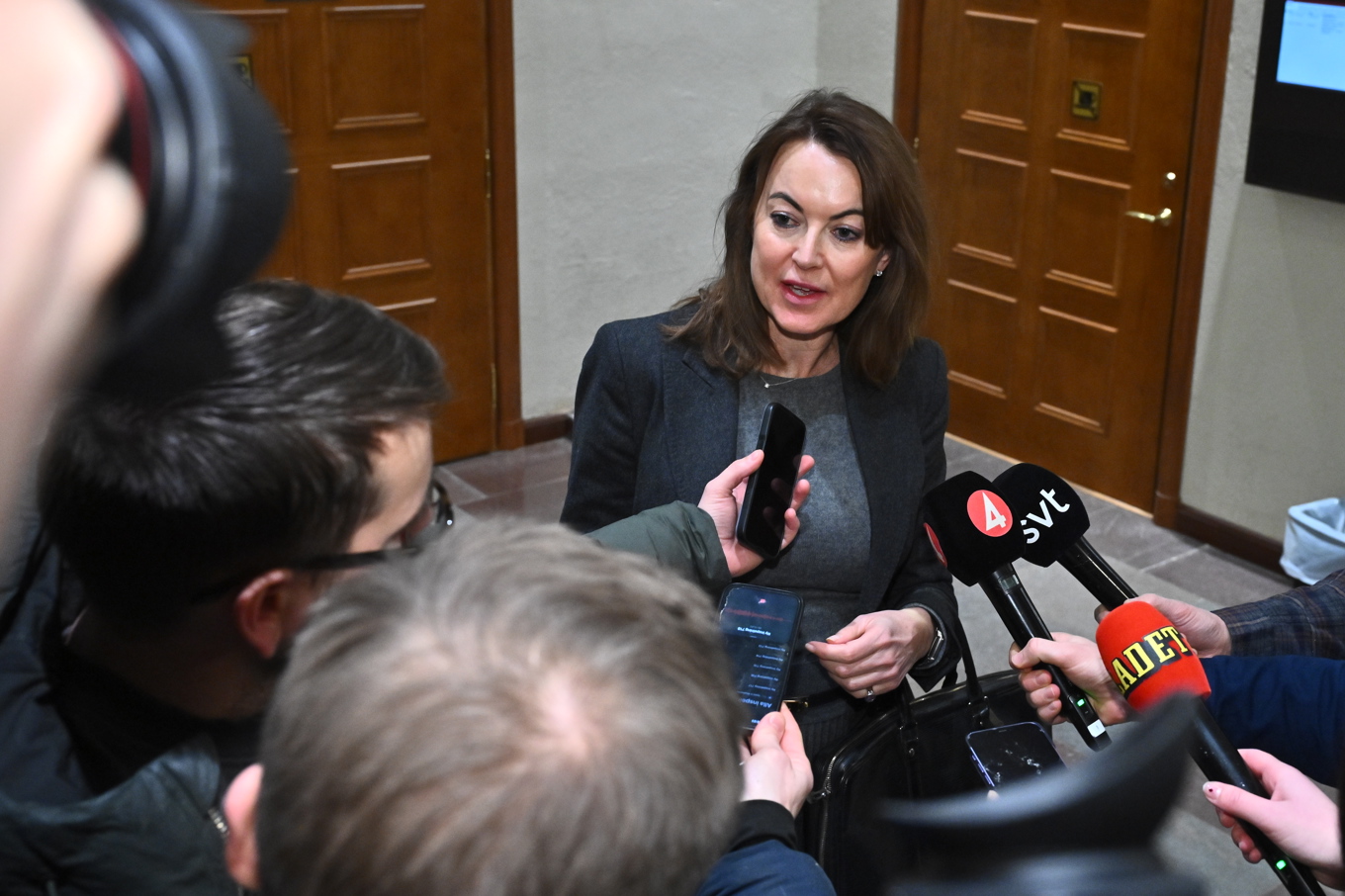 Mannens advokat Hanna Lindblom talar med journalister efter onsdagens häktningsförhandling. Foto: Claudio Bresciani/TT