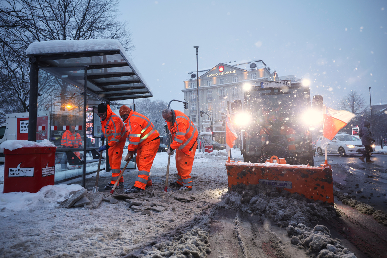Snöröjning i Hamburg på fredagen. Foto: Christian Charisius/DPA via AP/TT
