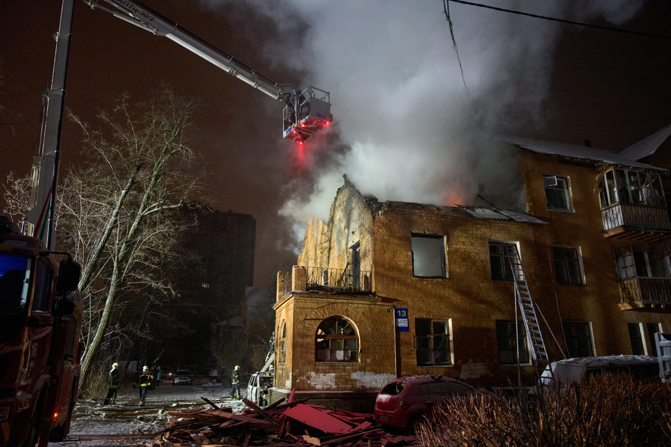 Räddningsarbetare försöker släcka en eld i ett bostadshus i Kiev. Foto: Efrem Lukatsky/AP/TT