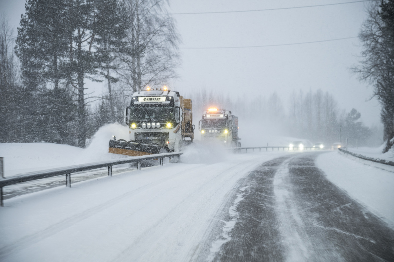 Snöröjning på E4 söder om Örnsköldsvik under torsdagen. Foto: Leif Wikberg/TT
