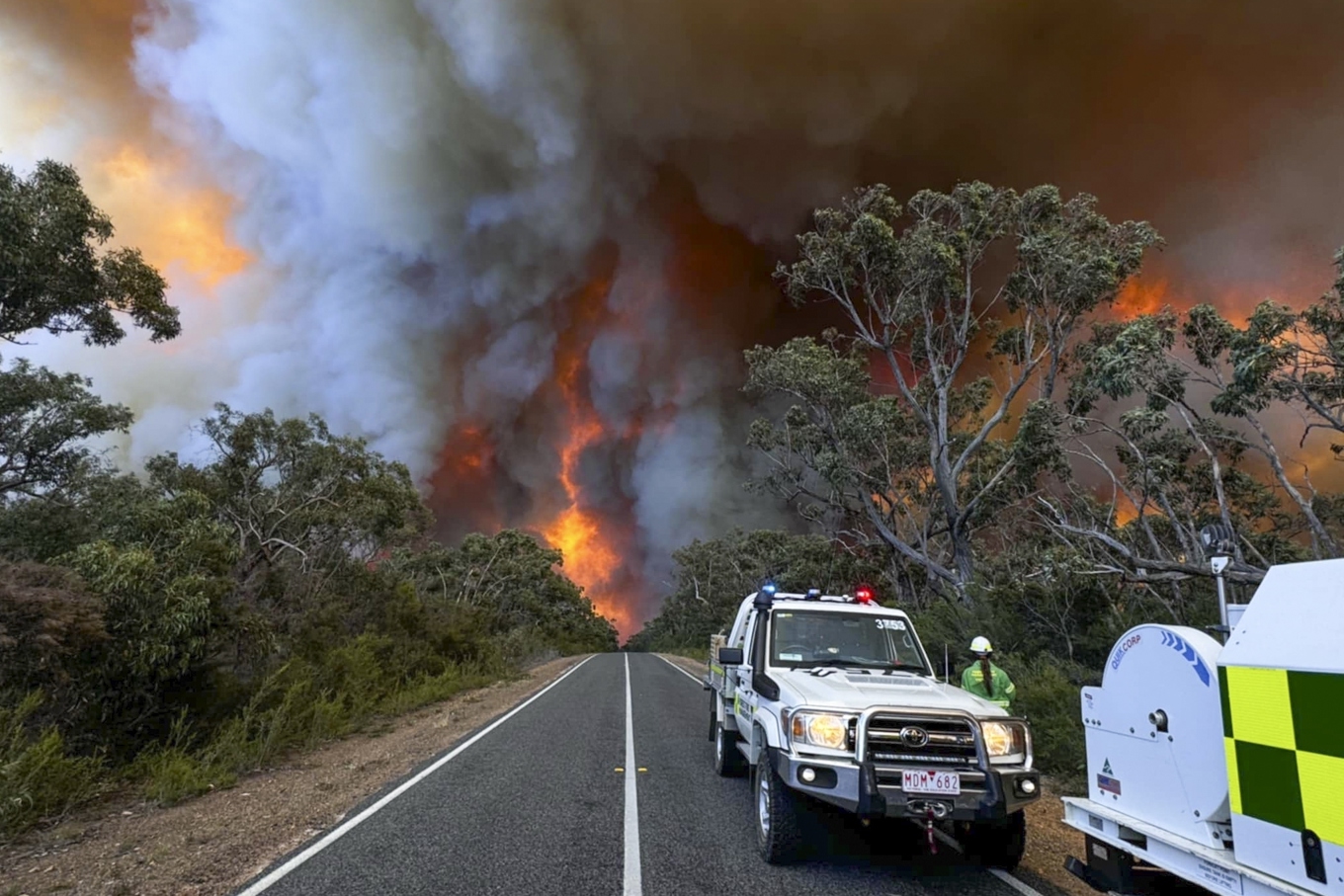 Stora rökpelare stiger mot himlen från en skogsbrand i Grampians National park i den australiska delstaten Victoria. Bild från december 2025. Foto: State Control Centre via AP/TT