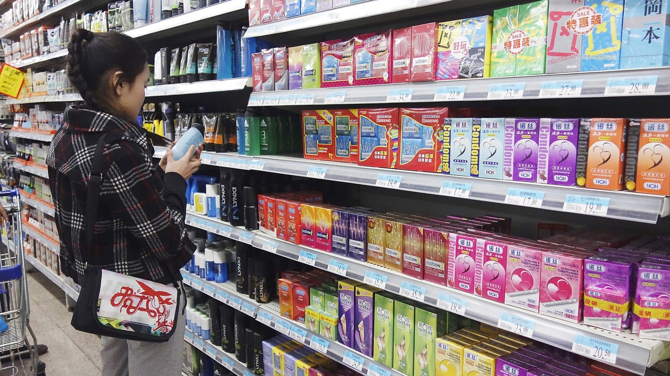 Kondomer på hyllan på en kinesisk stormarknad. Kina tar nu ännu ett symboliskt steg bort från den barnbegränsande politiken i och med att man momsbelägger preventivmedel. Foto: Wang Zhao/AFP via Getty Images