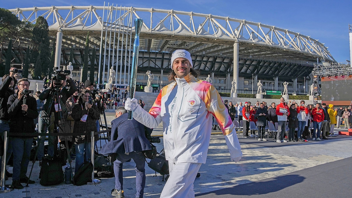 Olympiska elden har börjat sin resa mot Cortina. Här ses OS-mästaren i höjdhopp, Gianmarco
Tamberi lyfta facklan. Foto: Andrew Medichini/AP