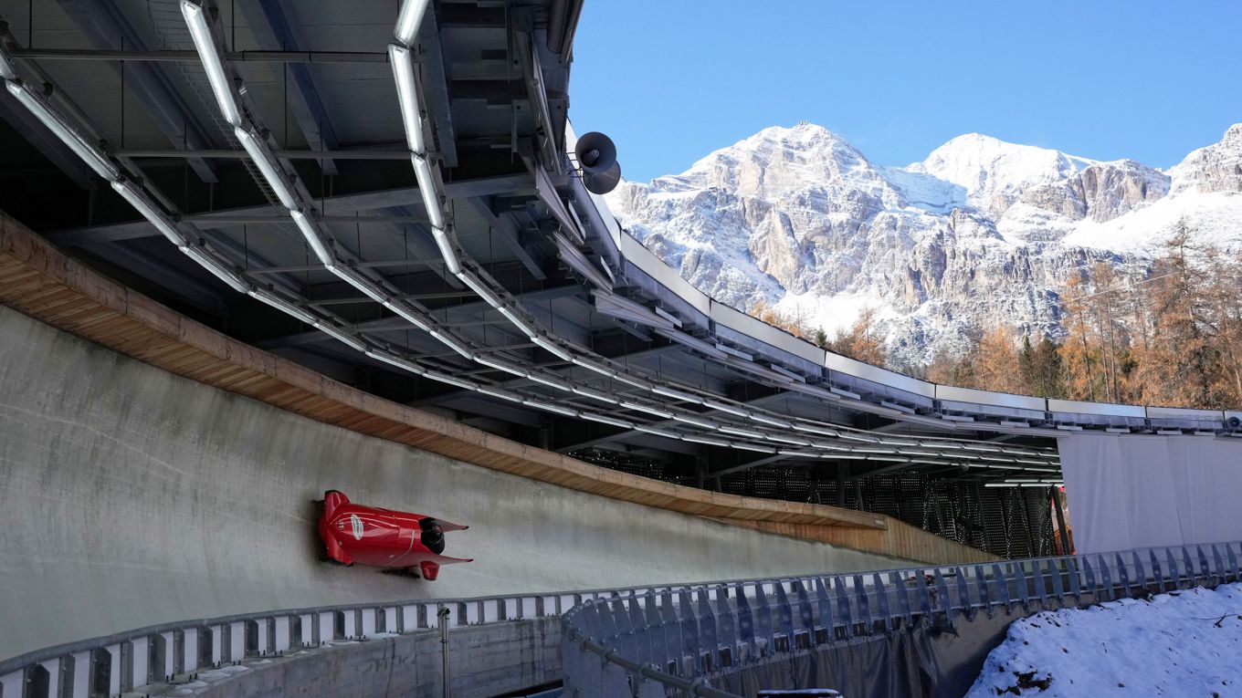 Rodelbanan har blivit testad i skarpt läge vid världscupen i slutet av november. Nu gäller det bara att bli klara med det runt omkring innan OS invigs. Foto: Andrew Medichini/AP