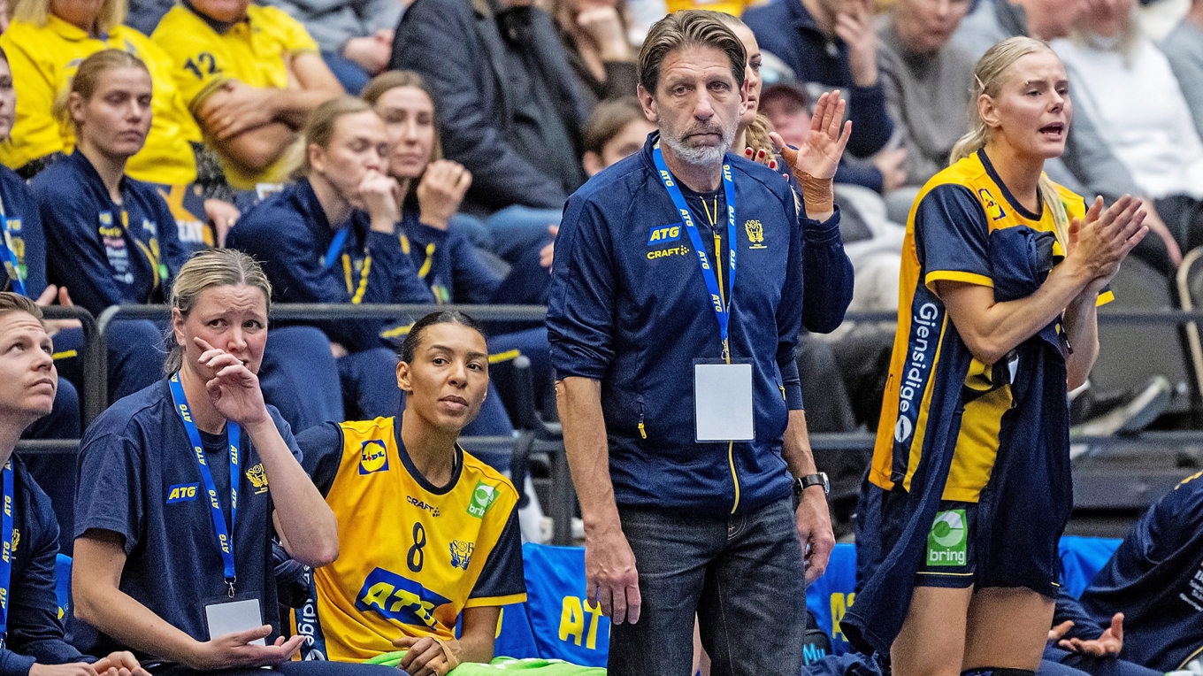 Efter damernas misslyckande i VM är det många som har ifrågasatt Tomas Axnérs status som förbundskapten. Från förbundshåll har han dock fortsatt förtroende och hans kontrakt löper över OS 2028. Foto: Johan Nilsson/TT Nyhetsbyrån