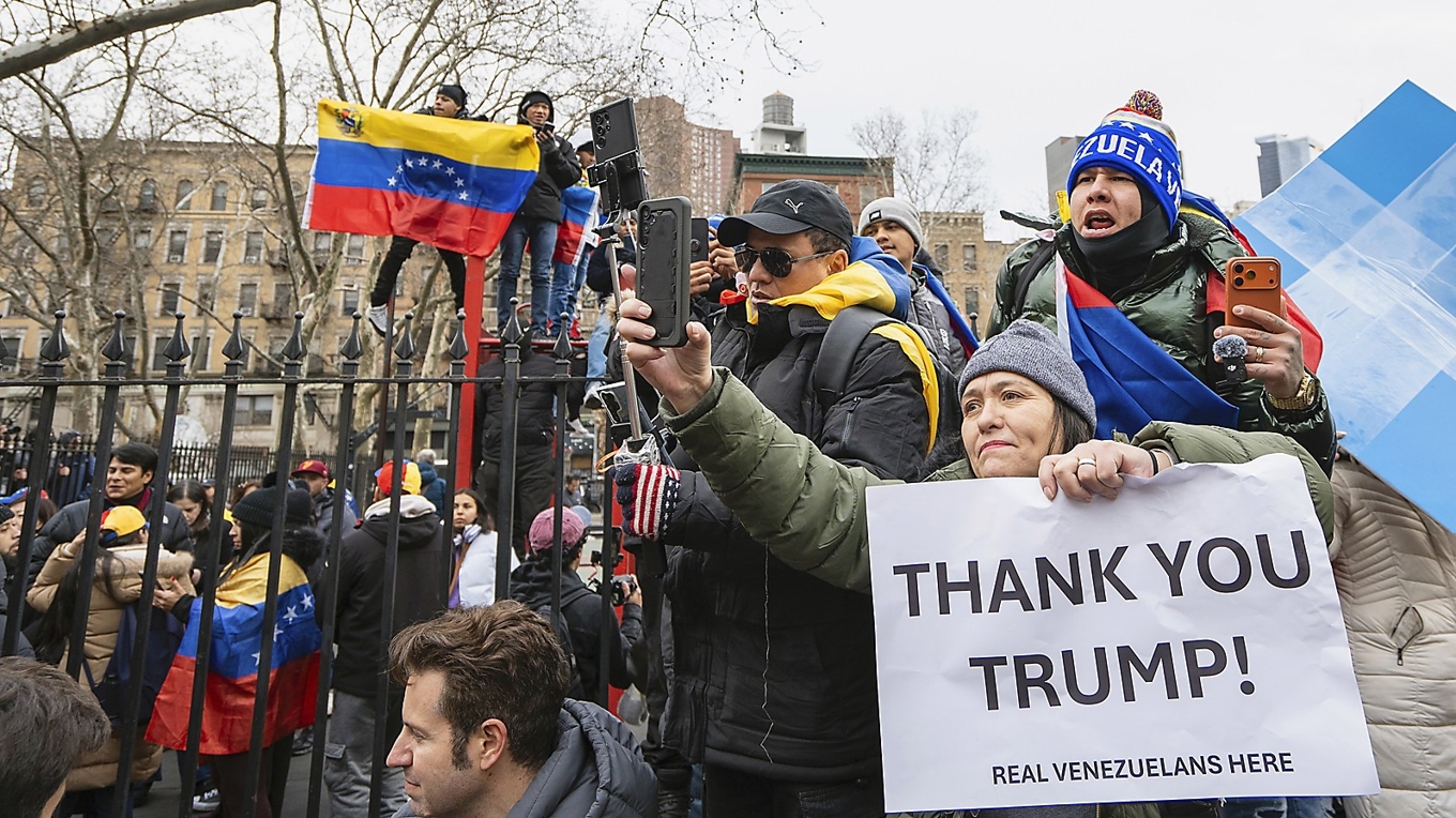 Människor samlas för att fira tillfångatagandet av Venezuelas ledare Nicolás Maduro, utanför den federala distriktsdomstolen på Manhattan där han ställdes inför rätta med hustrun den 5 januari. Foto: Samira Bouaou