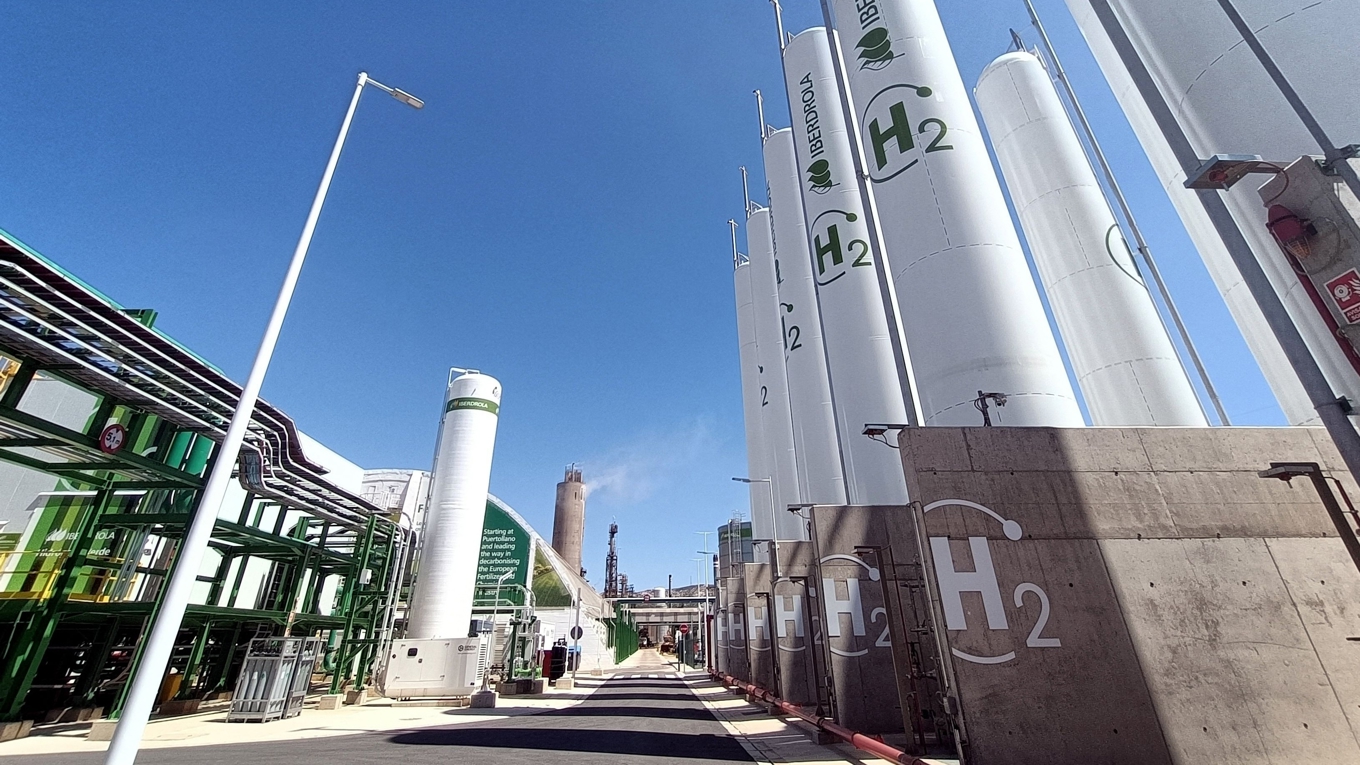 EU har satt upp ambitiösa mål för produktion av grön vätgas. Här en stor anläggning för produktion av vätgas i Puertollano, centrala Spanien. Foto: Valentin Bontemps/AFP via Getty Images