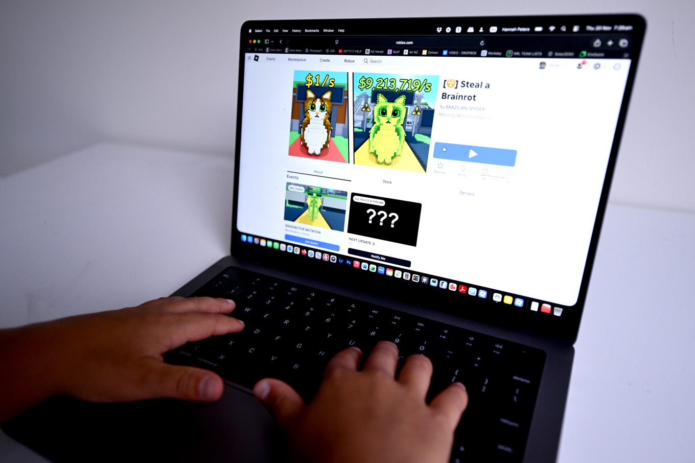 Ett barn spelar på Roblox-plattformen i Nya Zeeland. Flera länder har börjat agera mot vad man menar är bristande säkerhet på plattformen. Foto: Hannah Peters/Getty Images