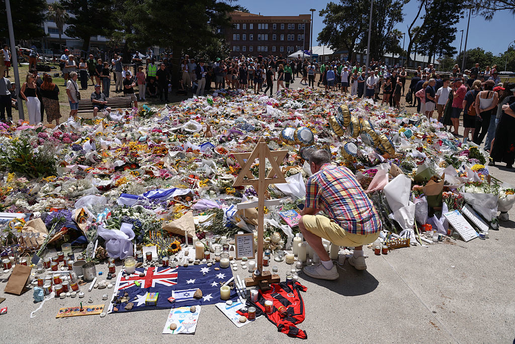 Minnesplats utanför Bondi Pavilion i Sydney, i närheten av där 15 människor dödades i ett terrordåd som tycks ha varit islamistiskt motiverat den 14 december. Foto: David Gray / AFP via Getty Images