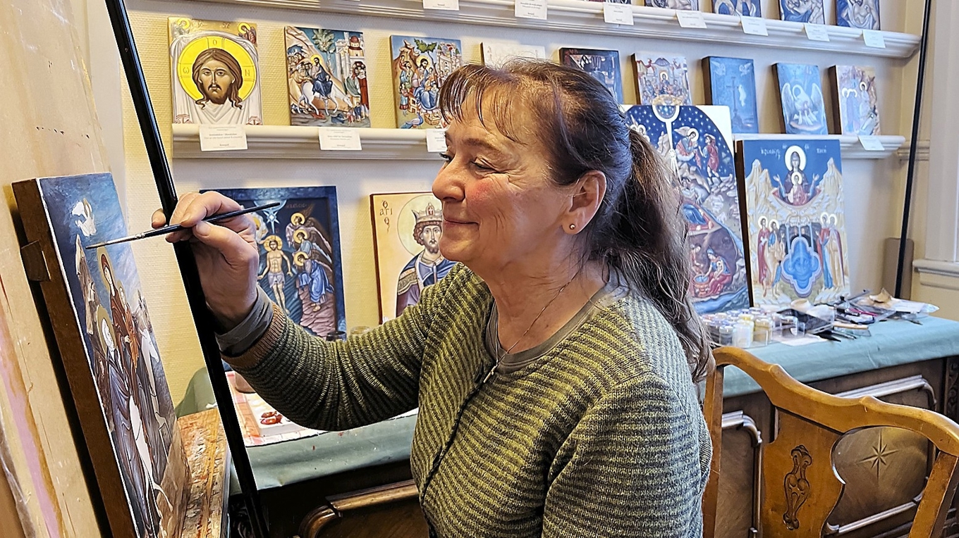 Ikonografen Christina Lundström har under åren målat en mängd ikoner som återfinns i och utanför Sverige. Foto: Kristina I. Kleinert
