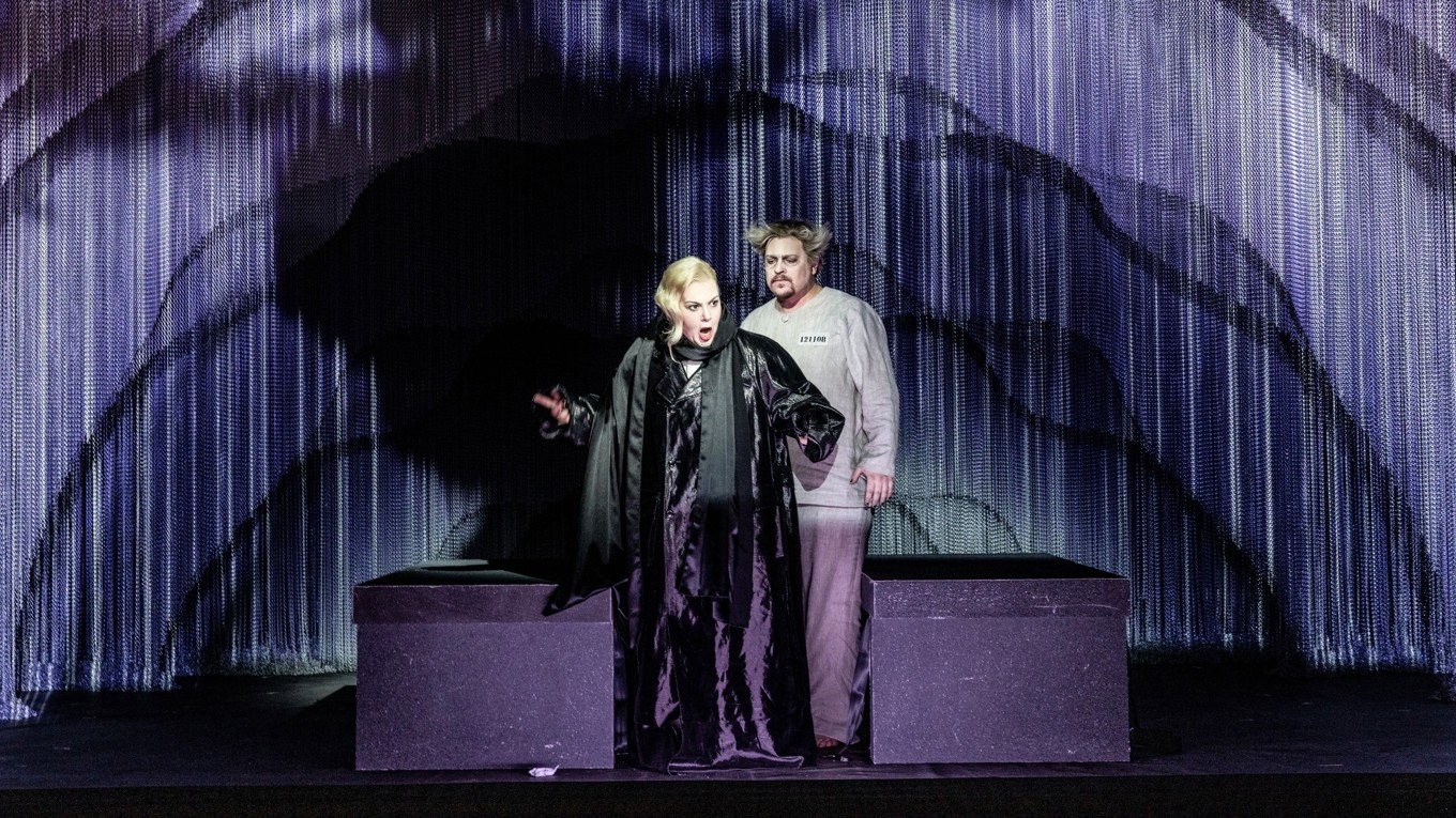 AnnLouice Lögdlund som Floria Tosca och Adam Frandsen som Mario Cava-
radossi i Wermland Operas uppsättning av ”Tosca” 2024. Foto: Mats Bäcker