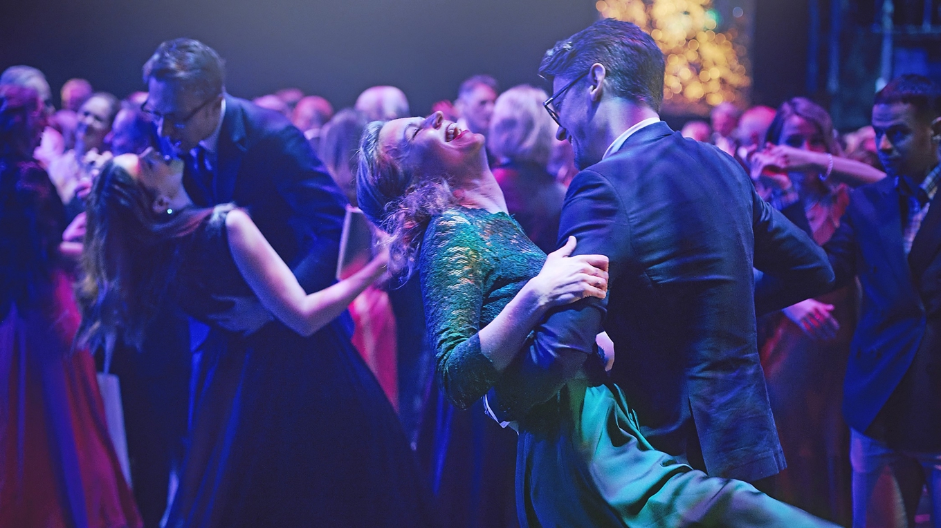 På Stora scenen dansar gästerna till Göteborgsoperans Wienerkapell och Stardust Big Swing. På Lilla scenen står konsertens dirigent Karl-Johan Ankarblom och riksspelmannen Görgen Antonsson för musiken. Foto: Lennart Sjöberg/GöteborgsOperan