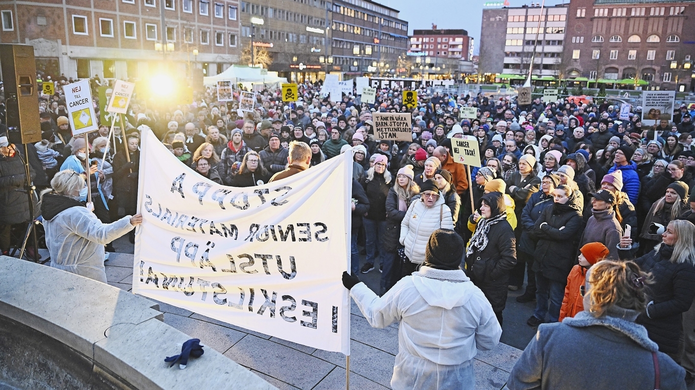 Protester mot Senior Material i Eskilstuna i november 2025. I december beslutade Mark- och miljödomstolen att neka dispens för användning av metylenklorid. Foto: Christine Olsson/TT