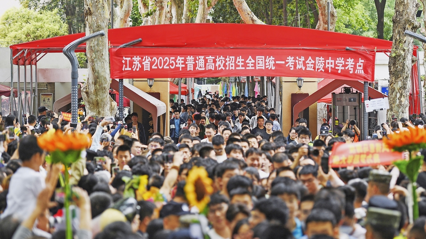 Unga kineser som precis har skrivit det kinesiska högskoleprovet i staden Nanjing. Foto: STR/AFP via Getty Images