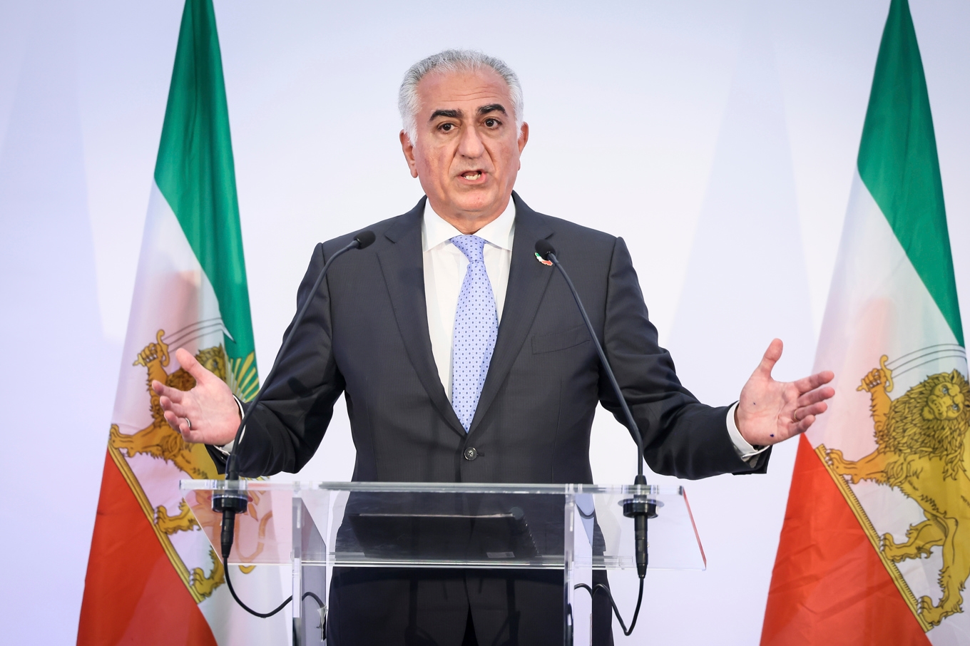 Reza Pahlavi, äldste son till den siste shahen av Iran, under en presskonferens i Paris i juni i fjol. Foto: Thomas Padilla/AP/TT