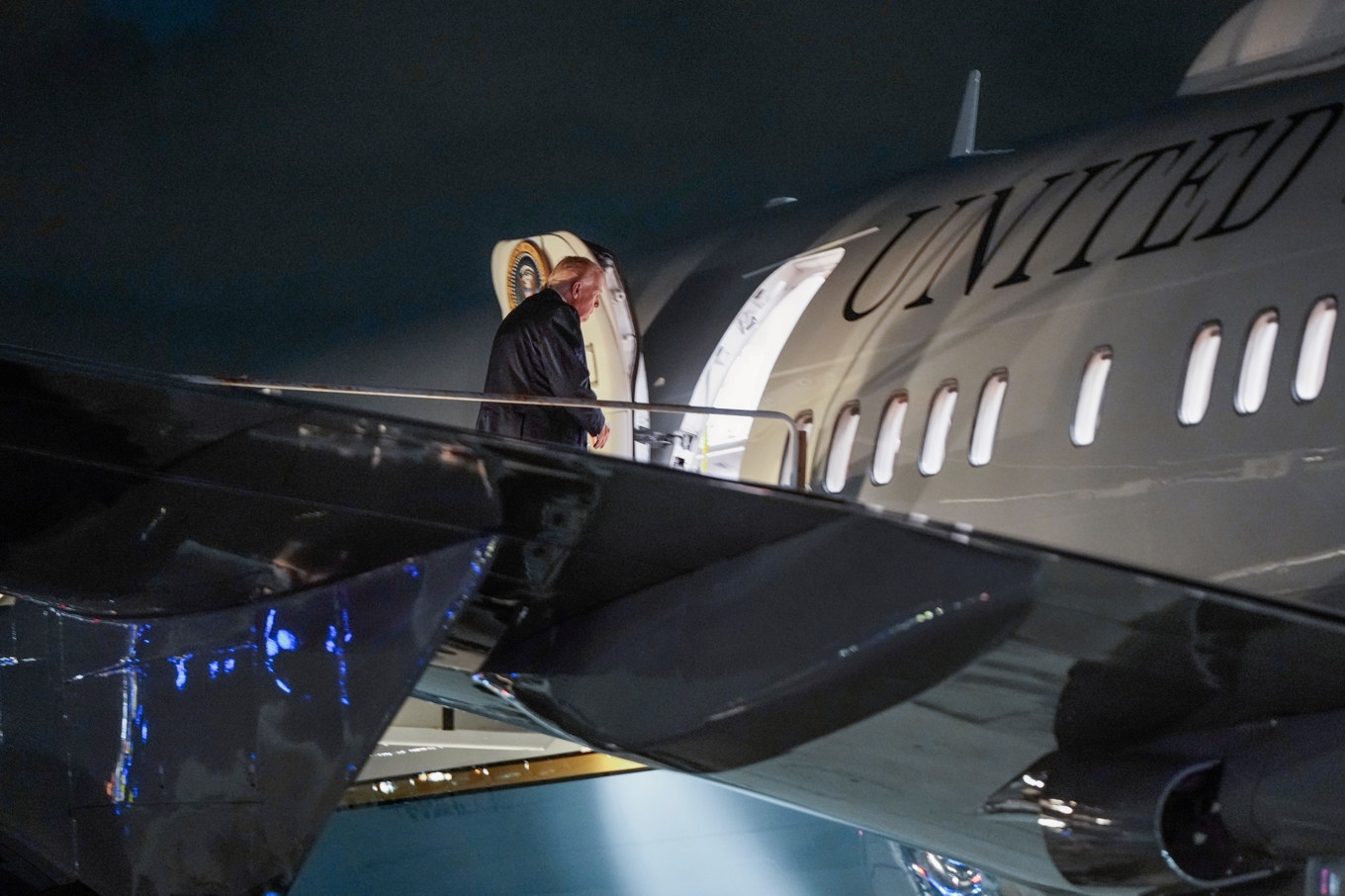 USA:s president Donald Trump går ombord på Air Force One under söndagskvällen, lokal tid. Foto: Julia Demaree Nikhinson/AP/TT
