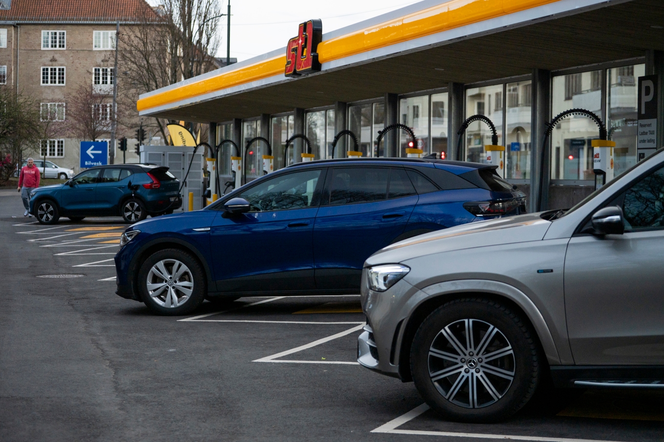 En mack i Oslo som skippat bensin och diesel, för att erbjuda endast el. Bild från april förra året. Foto: Annika Byrde/NTB/TT