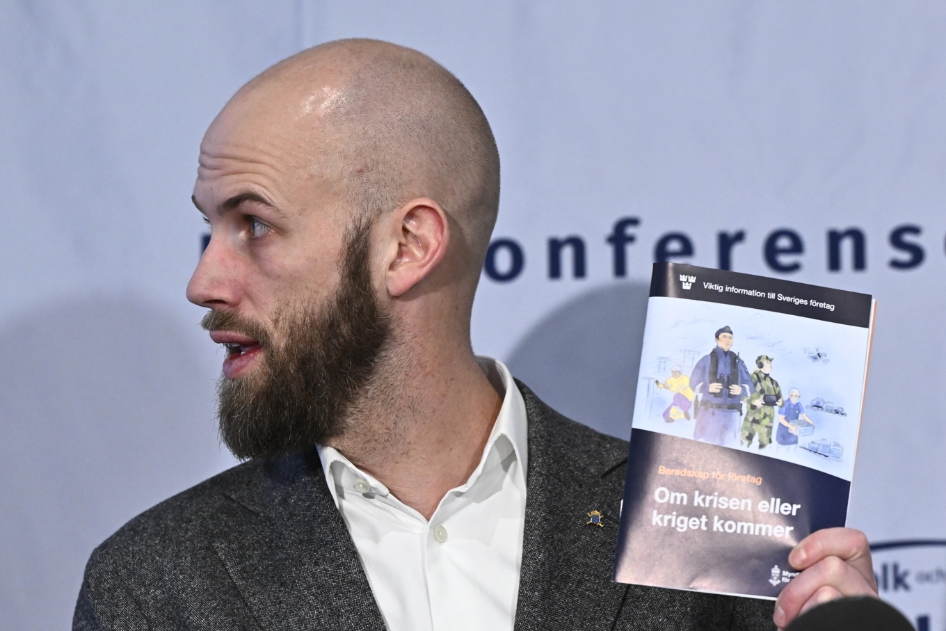 Carl-Oskar Bohlin (M), minister för civilt försvar, med den blå broschyren ”Om krisen eller kriget kommer”. Foto: Henrik Montgomery/TT